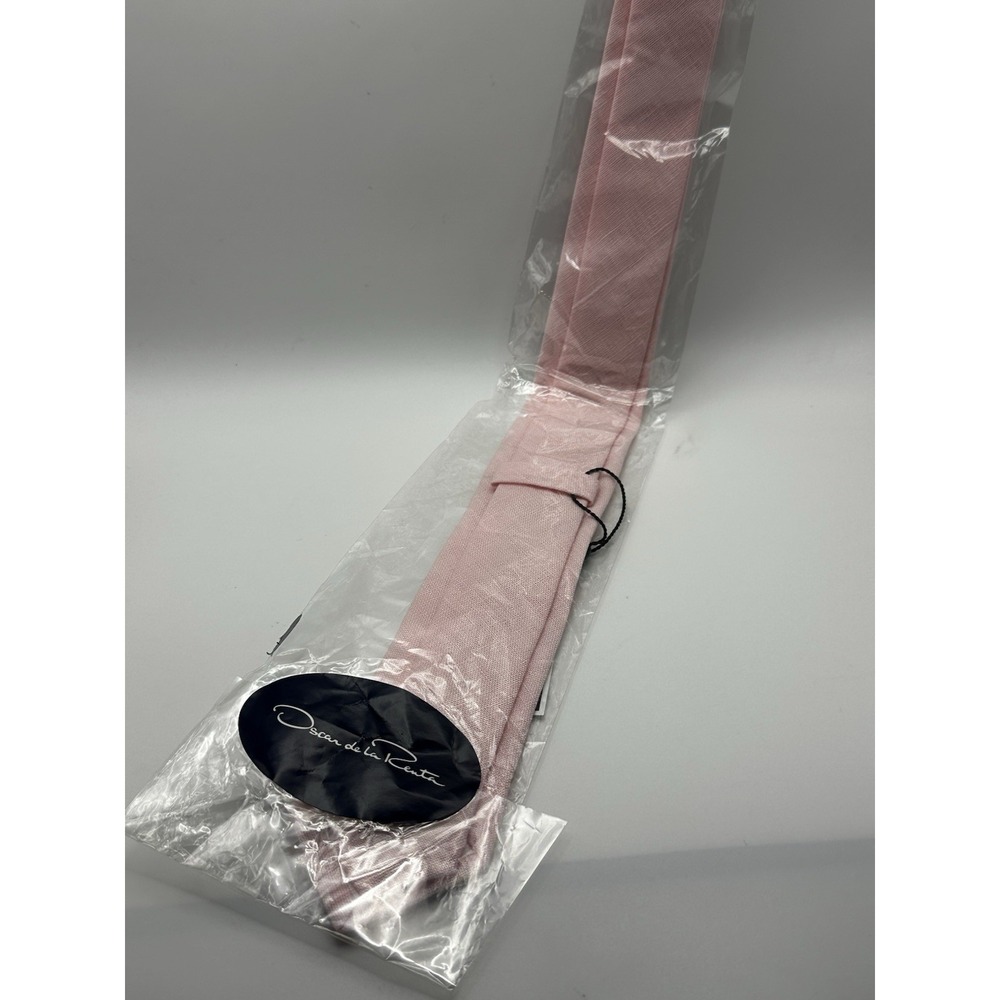 New Oscar De La Renta Necktie 100% Silk Solid Pink Peon Made in Portugal